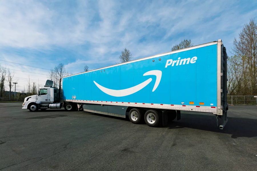 Amazon+prime+delivery+truck+carrying+packages+from+across+the+country.+%28VOX+news%29