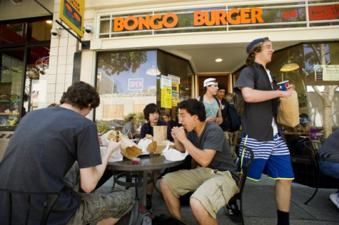 Berkeley High School students enjoying their lunch out of school (Noah Berger photo).