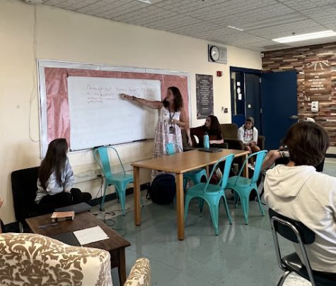 English teacher Sarah Scruton from Triton High School breaks down a thesis statement made by one of her freshmen students to her D period freshmen class (Clifford photo).
